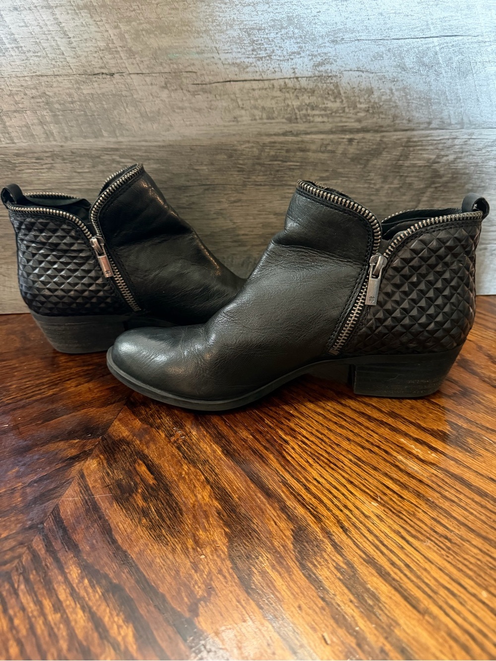 Lucky Brand Bartalino Black Double Side Zip Geometric Quilted Bootie Sz 8.5
